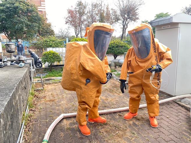 因模拟事故现场发生化学品灾害，抢救人员处理时均适配正确装备及化学防护衣，以防止化学品扩大污染。(图／金门县消防局提供)