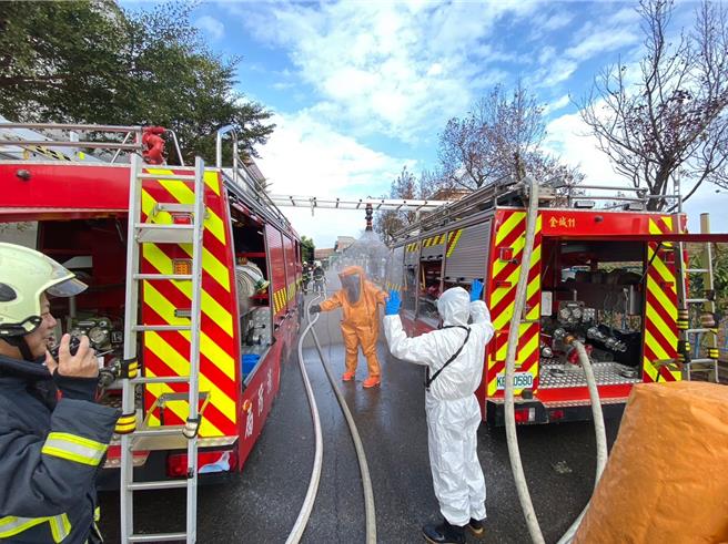 抢救人员进行人命搜救、射水抢救、化学品泄漏防护与侦测，演练过程逼真。(图／金门县消防局提供)