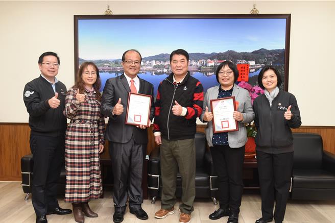 苗栗县长锺东锦等人颁奖表扬通过客语高级认证的老师。（苗栗县政府提供／李京升苗栗传真）