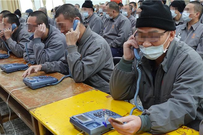 苗栗看守所25日举办电话恳亲活动。（苗栗看守所提供／谢明俊苗栗传真）