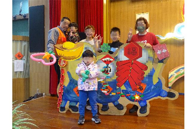 苗栗看守所30日举办面对面恳亲活动，特别邀请汽球天使到场表演折汽球秀。（苗栗看守所提供／谢明俊苗栗传真）