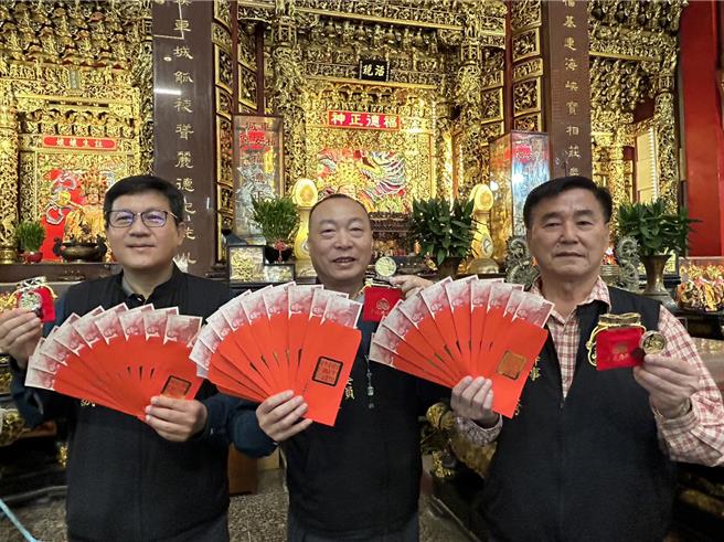 農曆春節將至，將迎來大家翹首以盼的龍年，為此，屏東車城福安宮將發送的平安錢母數量也較往年多，約準備10萬多枚，盼讓大家都能拿到保平安。（謝佳潾攝）