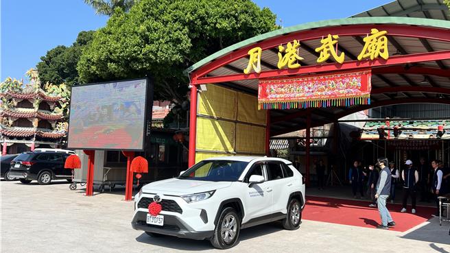 台南市鹽水區公所獲在地企業華新麗華公司捐贈一輛109萬元的公務車，31日在鹽水武廟舉辦交車暨祈福儀式。（張毓翎攝）