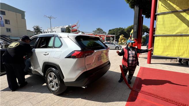 鹽水區公所今天上午舉辦交車暨祈福儀式，會後放鞭炮。（張毓翎攝）