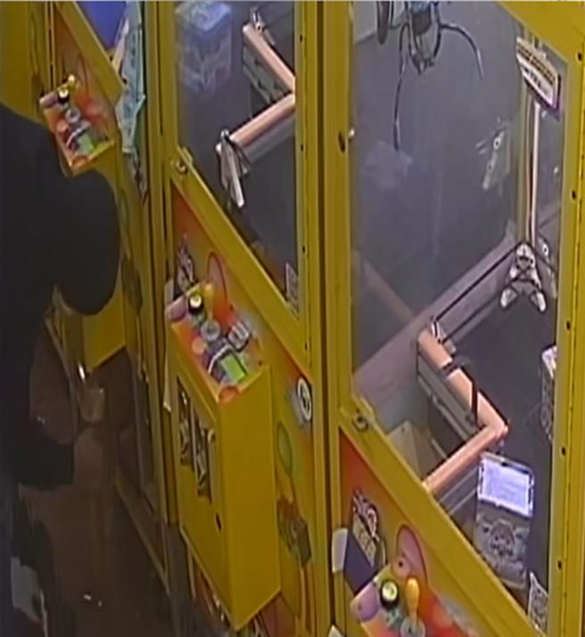 该窃盗集团偷遍台南8区26家娃娃机店，台南市警五分局陆续逮回5嫌到案。(读者提供／曹婷婷台南传真)