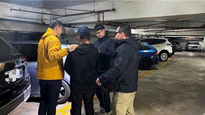 警方逮捕正要开车的叶姓窃嫌（中间马赛克者）。(读者提供／曹婷婷台南传真)