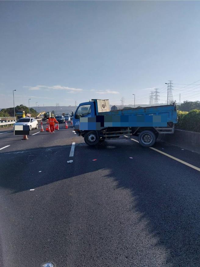 國道警方指出，1月31日7時45分於國道3號南向183.4公里發生一起自大貨車自撞事故，並占用內線及中線車道。（國道第七公路警察大隊提供／張妍溱台中傳真）