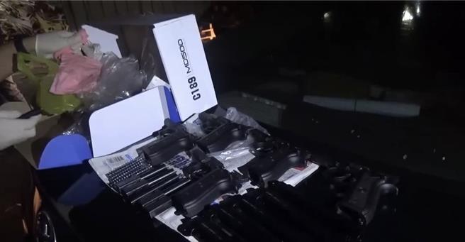 警方搜索林嫌後車廂，搜出改造槍枝等證物。（翻攝照片／洪靖宜高雄傳真）