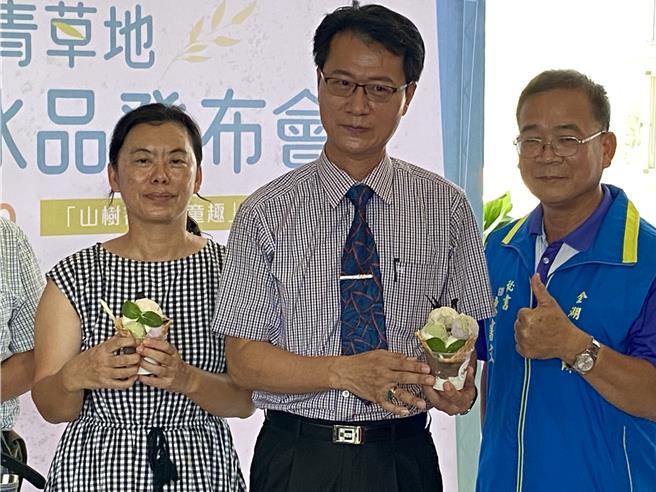 金门县政府今日上午再度公告新一波人事异动消息，现任建设处副处长李广荣(中)将于2月1日升任金门县环保局长。(于家麒摄)