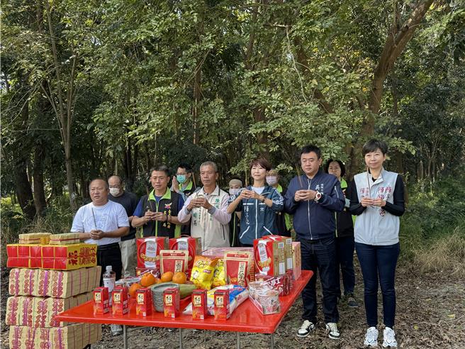 仁德遊蕩犬友善暫置區今天開工，立委陳亭妃（右三）及市議員陳怡珍（右一）、吳禹寰（右二）等人都到場上香。（曹婷婷攝）