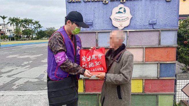 人安基金会等单位办理「寒士吃饱30尾牙」，除了500元应急红包外，也会赠送爱心年礼组。（人安基金会罗东站提供／李忠一宜兰传真）
