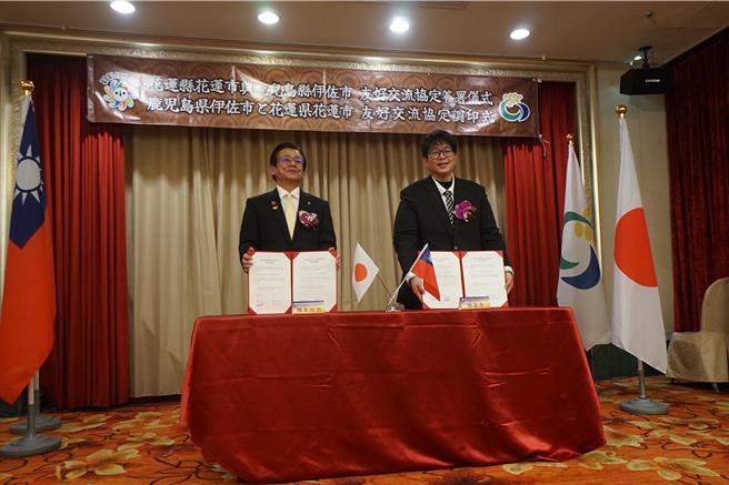 日本鹿儿岛县伊佐市长桥本欣也（左）访花莲，今天与花莲市长魏嘉彦（右）签署友好交流协定，缔盟为友好城市，双方将深化观光、文化交流。（王志伟摄）