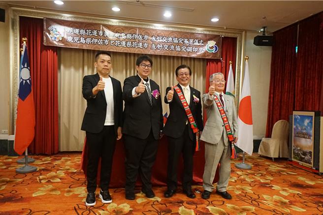 日本鹿儿岛县伊佐市今与花莲市长魏嘉彦（左2）签订有好城市缔盟，花莲市民代表会主席李振玮（左）送上阿美族情人袋，让伊佐市长桥本欣也（右2）、伊佐市议会议员前田和文（右）体验花莲原住民族文化。（王志伟摄）