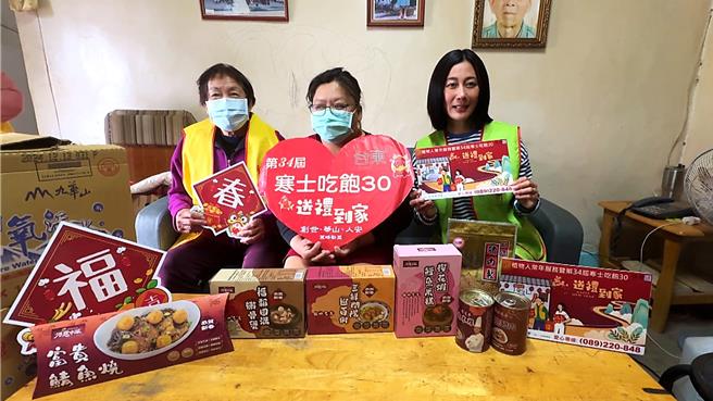 女星林利霏（右）化身送愛天使送禮到植物人家庭。（蕭嘉蕙攝）