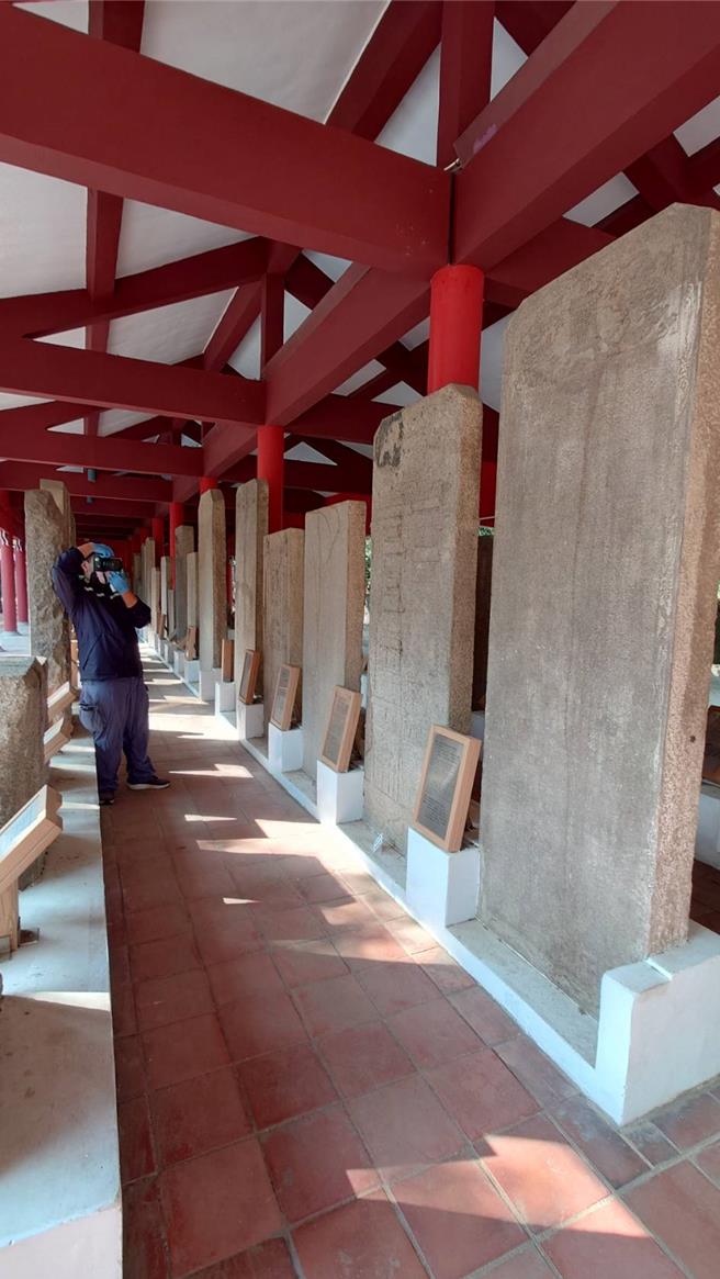 大南门碑林石碑日前遭人泼洒不明溶液，化验结果该不明溶液经分析鑑定为「甘油」。(台南市文化局提供／曹婷婷台南传真)