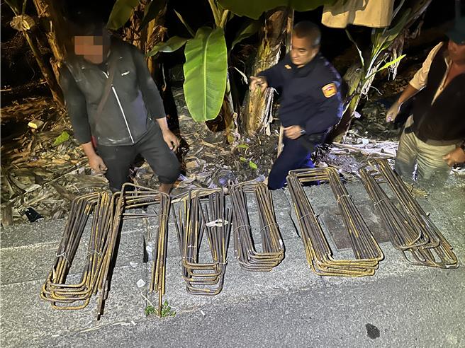 嘉義縣警察局竹崎分局梅山大南聯合所當場查獲童男偷拿工地的鋼筋6捆，重量達150公斤，市值3300元。（竹崎分局提供∕呂妍庭嘉義傳真）