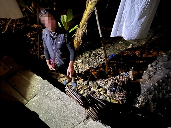 嘉義縣警察局竹崎分局梅山大南聯合所當場查獲童男偷拿工地的鋼筋6捆，重量達150公斤，市值3300元。（竹崎分局提供∕呂妍庭嘉義傳真）