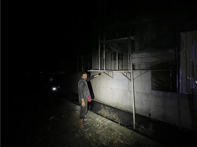 童姓男子在一處建築工地工作，趁入夜工地無人看管，偷偷潛入打包6捆鋼筋欲帶走便賣。（竹崎分局提供∕呂妍庭嘉義傳真）