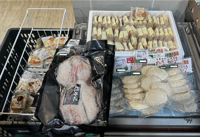 检察官带队指挥高雄市调查处会同高雄市政府卫生局、卫生福利部食品药物管理署南区管理中心，兵分三路至高雄市鼓山区、苓雅区等该超市总(分)店进行稽查，当场发现窜改效期过期生鲜食品184包及有效期疑虑食品81包等食品。（检方提供／高雄洪靖宜传真）