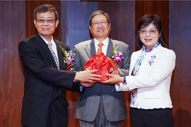 新竹县文化局长李安妤（右）陞任县府秘书长，章宗耀（左）接任文化局长，31日举行交接典礼，由县长杨文科（中）担任监交人。（罗浚滨摄）