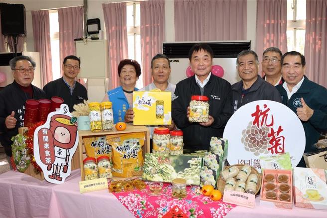 苗栗县长锺东锦等人共同行销农产品。（苗栗县政府提供／李京升苗栗传真）