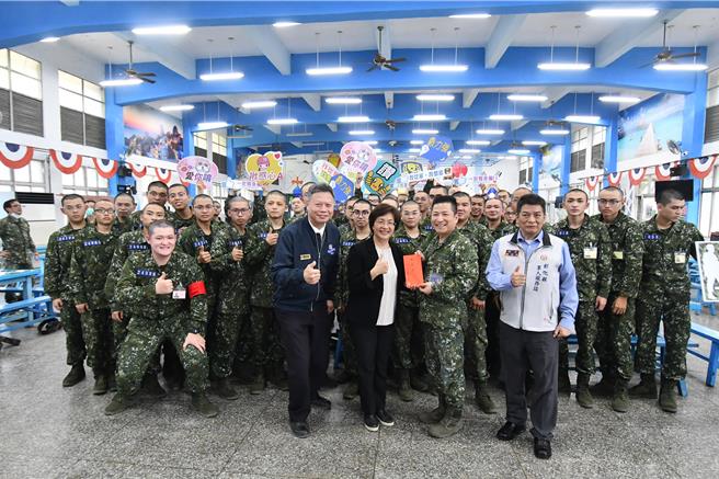 今年義務役役期改為1年，上周首批服役1年的彰化縣籍役男共有53人，彰化縣長王惠美31日到台中成功嶺探兵。（彰化縣政府提供／吳建輝彰化傳真）
