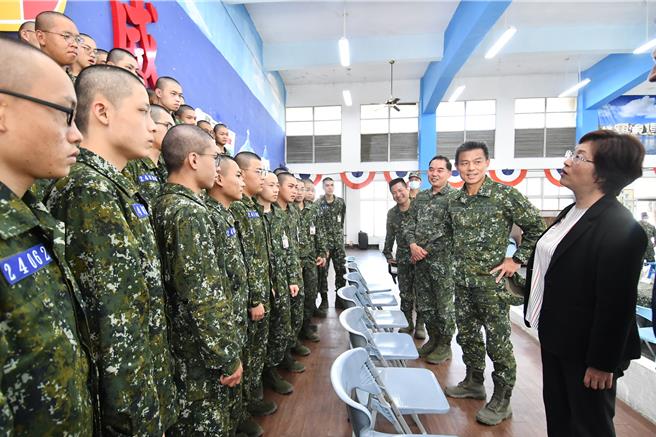 王惠美贈送加菜金之外，還送上速食餐點與春節福袋。（彰化縣政府提供／吳建輝彰化傳真）