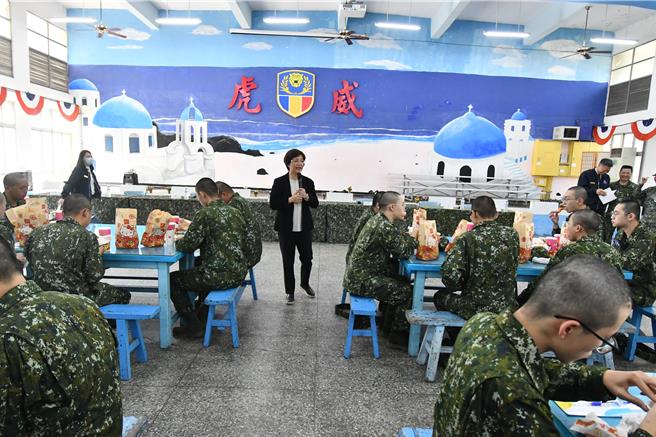 王惠美以縣長媽媽的身份叮囑役男，趁著服役期間鍛鍊身體，好好把握這1年的時間。（彰化縣政府提供／吳建輝彰化傳真）