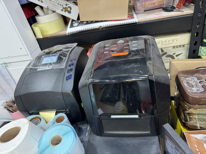 检察官带队指挥高雄市调查处会同高雄市政府卫生局、卫生福利部食品药物管理署南区管理中心，兵分三路至高雄市鼓山区、苓雅区等该超市总(分)店进行稽查，当场发现窜改效期过期生鲜食品184包及有效期疑虑食品81包等食品。（检方提供／高雄洪靖宜传真）