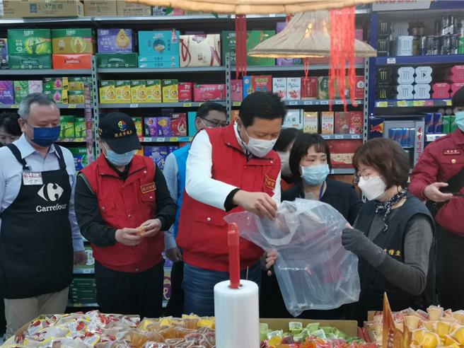 新北市副市长朱长惕之31日率市府公共安全联合稽查小组，稽查三重区家乐福公安及食安。（新北市消防局提供）