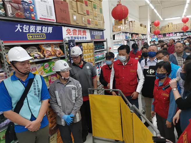 因应年节将至，市府公共安全联合稽查小组针对新北市规模前10大的卖场、百货公司联合稽查。（新北市消防局提供）