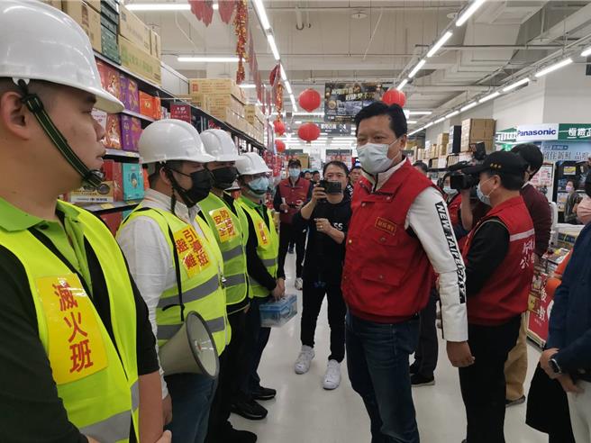 工务局抽查3000平方公尺以上卖场的防火避难设施共计57家，相关缺失立即依照建筑相关法规处分。