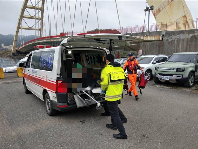 基隆市消防局今日中午12时48分接获八尺门执检站通报指出，在基隆屿岛礁附近发现一名钓客落海，并由渔船救起送回执检站，消防局获报立刻派遣中正分队前往抢救，但抵达现场时该名钓客无呼吸心跳，已转送往三军总医院正荣院区抢救中。（翻摄画面／徐佑升基隆传真）