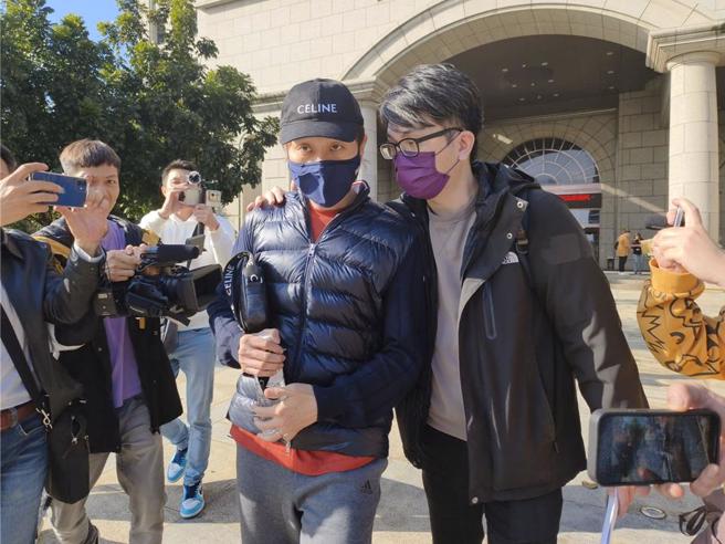 職棒樂天桃猿前領隊浦韋青（左）和樂天女孩前經紀人陳元凱涉嫌讓樂天女孩私接活動，或是「高收低報」，桃園地檢署複訊後認為浦韋青涉嫌重大諭知50萬交保，他踏出桃檢時一言不發。（賴佑維攝）