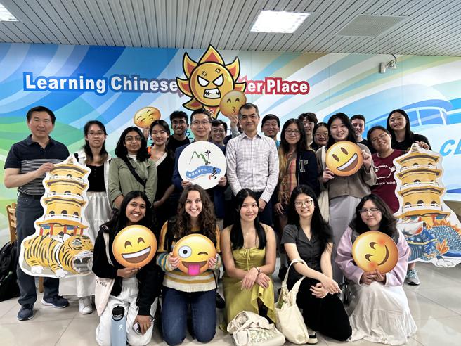 MIT學生於中山大學華語中心合影。(圖片來源:中山大學提供)