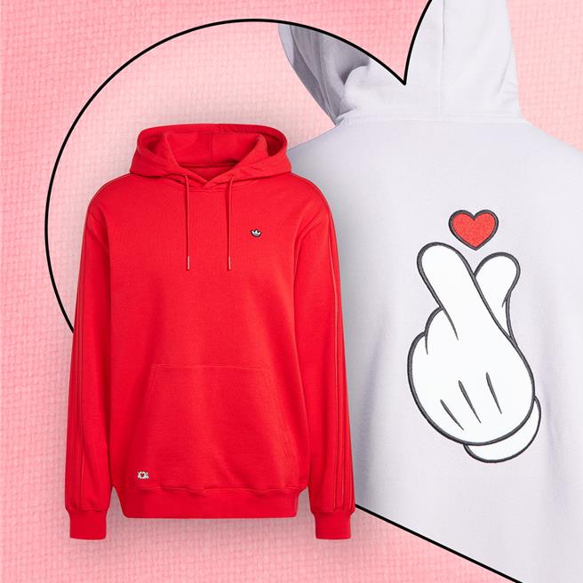 adidas Originals情人節限定系列，透過迪士尼米奇愛心手勢帶來甜蜜氛圍。（adidas Originals提供／朱世凱台北傳真）