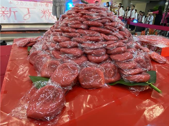 今年新丁粄節活動當天除了120斤的龜粄及桃粄，象徵性別平等，現場切開大粄讓民眾參觀，並分享宮廟的「鬪粄」文化。（張妍溱攝）