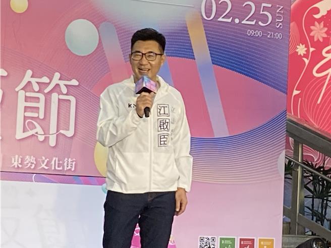 國民黨立委江啟臣參與活動時建議，有客家庄特色的鐵路便當未來到處都買得到，客家的龜粄及桃粄規格化，有獨立小包裝。（張妍溱攝）