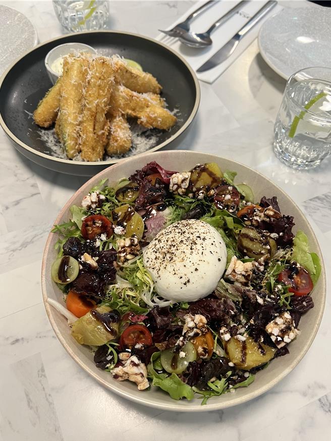 超多汁的酥炸栉瓜（上）跟布拉塔起司沙拉让王心恬惊艷不已。（霹雳国际多媒体提供）