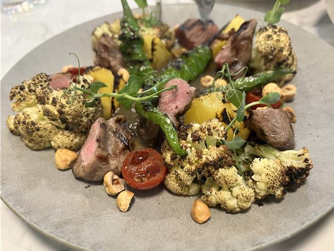 肉质鲜嫩的伊比利猪老饕，搭配烤白花椰饱足感十足。（霹雳国际多媒体提供）