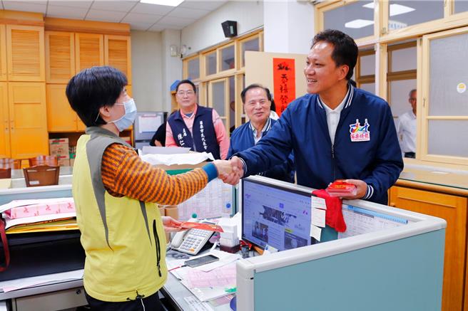 苗栗市長邱鎮軍一一向公所職員道別。（苗栗市公所提供／李京昇苗栗傳真）