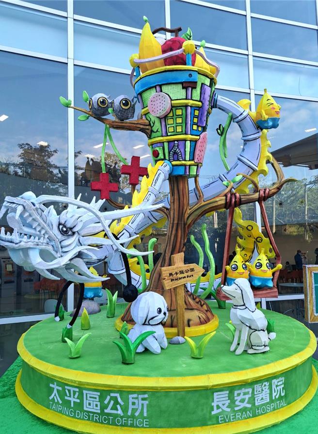 太平區公所特別搶先在燈會展期前，於長安醫院辦理捐贈及點燈儀式，公開將在「2024中台灣元宵燈會」中太平區公所將展出的花燈。（馮惠宜攝）