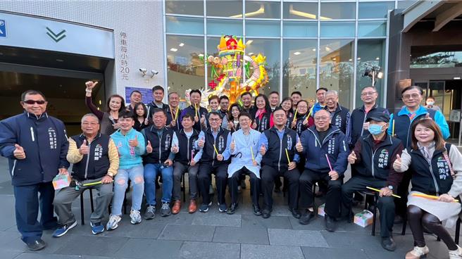 太平區公所特別搶先在燈會展期前，於長安醫院辦理捐贈及點燈儀式，公開將在「2024中台灣元宵燈會」中太平區公所將展出的花燈。（馮惠宜攝）