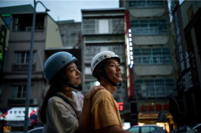 许光汉（右）骑机车载清原果耶（左）出游，片中两人暧昧谈情。（翻滚吧男孩电影提供）