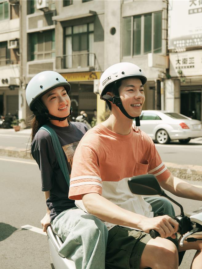 清原果耶（左）被许光汉载超有安全感。（翻滚吧男孩电影提供）