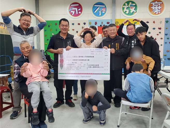 云林宏宇关怀协会、云林议员林岳璋服务处撒6分地白萝卜，民眾免费摘随喜捐款，几乎来拔的都慷慨解囊，今年善款多达8万6783元，31日全数捐给云林县小天使发展协会。（周丽兰摄）