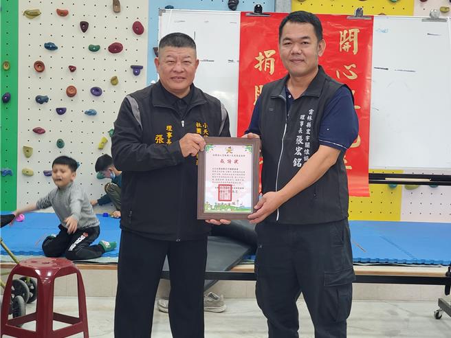 经营汽车修配厂的张宏铭（右）也是云林宏宇关怀协会长，他31日把拔萝卜善款8万多元捐给云林县小天使发展协会，理事长张为忠（左）代表接受；云林宏宇关怀协会、云林议员林岳璋服务处撒6分地白萝卜，民眾免费摘随喜捐款，几乎来拔的都慷慨解囊，今年善款多达8万6783元，31日全数捐给云林县小天使发展协会。（周丽兰摄）