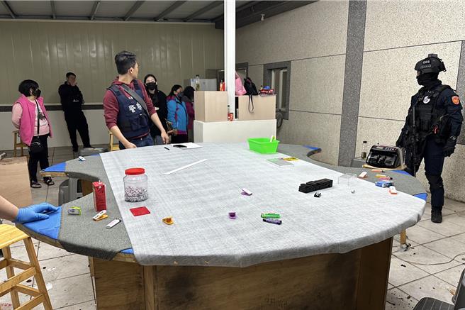 橫山分局在芎林鄉某民宅破獲游姓男子經營的牌九賭場，現場查獲點鈔機、帳冊、賭具等證物。（橫山分局提供／羅浚濱新竹傳真）