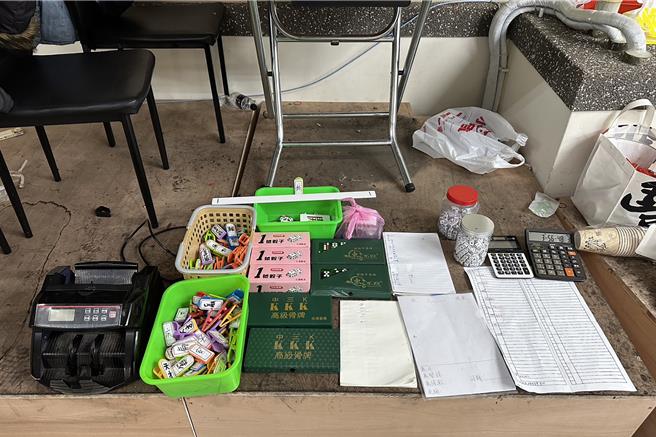 橫山分局在芎林鄉破獲牌九賭場，現場查獲點鈔機、帳冊、賭具等證物。（橫山分局提供／羅浚濱新竹傳真）