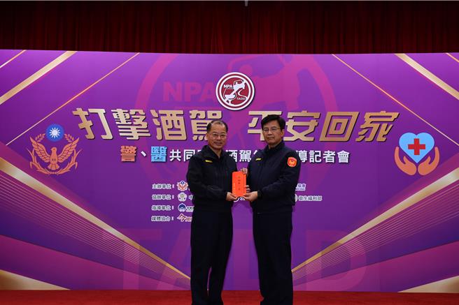 台南市警察局副局長王文澤(右)代表獲頒內政部警政署112年「防制酒後駕車工作督導考核計畫」評比第1名榮譽。(台南市警局提供／曹婷婷台南傳真)